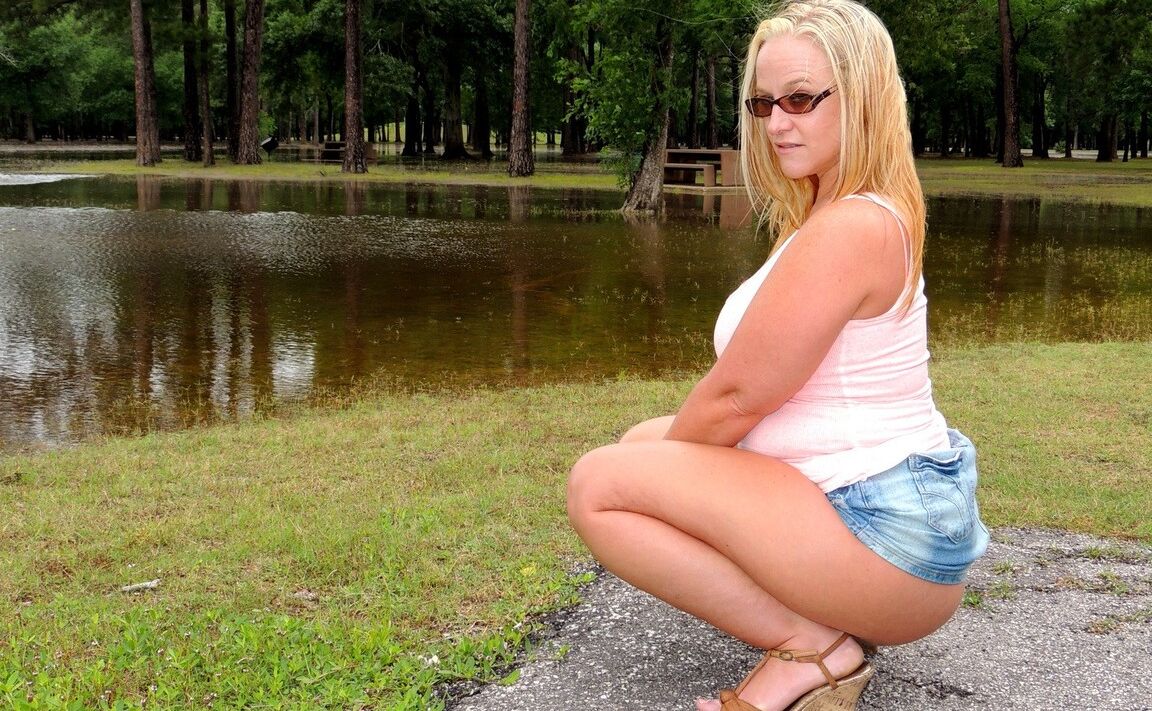 17P Thick blond Dee Siren flashes in a park before having sex in a vehicle