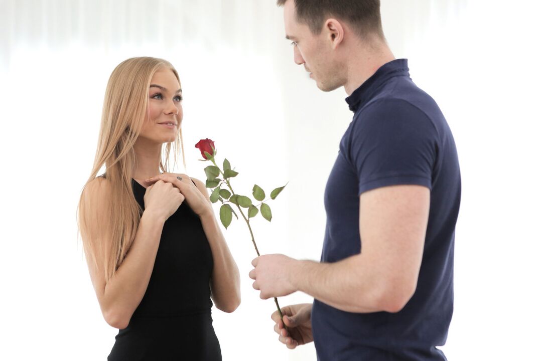 16P A loira sexy Nancy A deixa cair seu vestido preto para montar o pau de seu homem no sofá