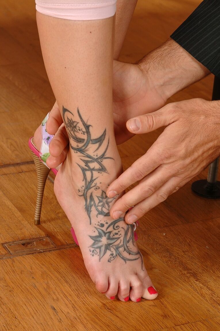 19P La blonde Bella Baby se fait aimer les pieds avec des gros plans de footjob