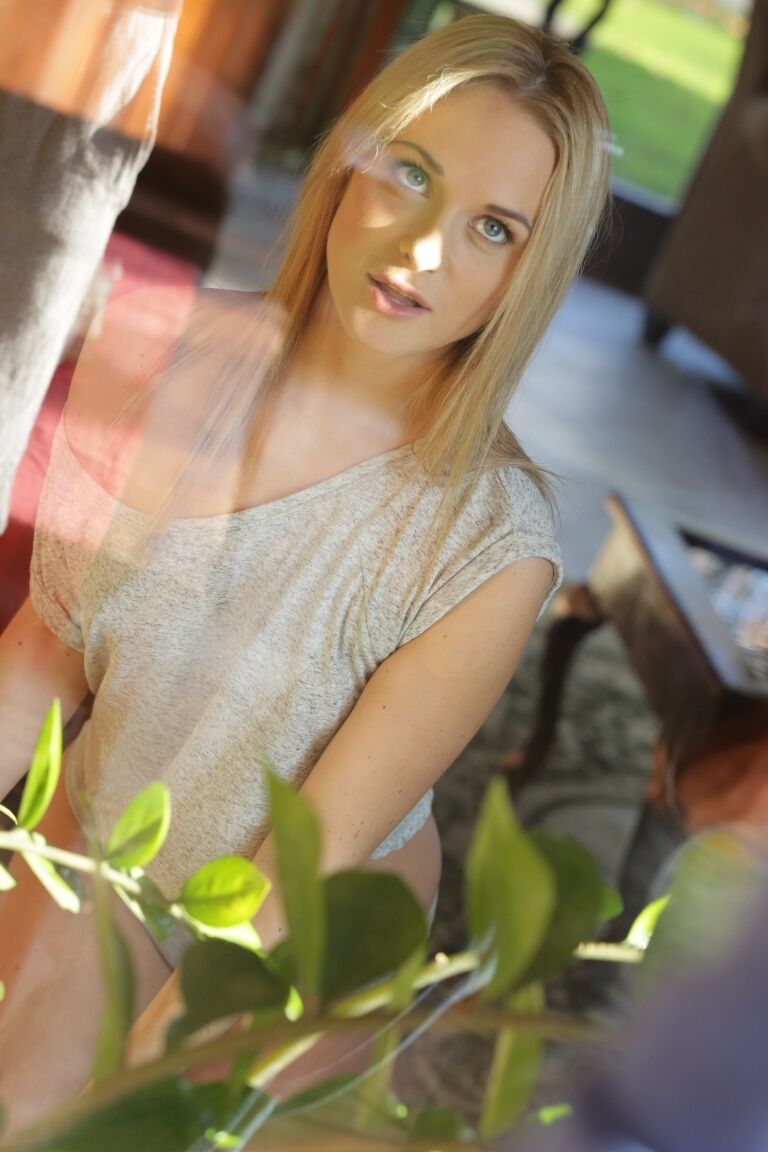 18P Hermosa adolescente rubia lamida el coño antes de follar en la sala de estar