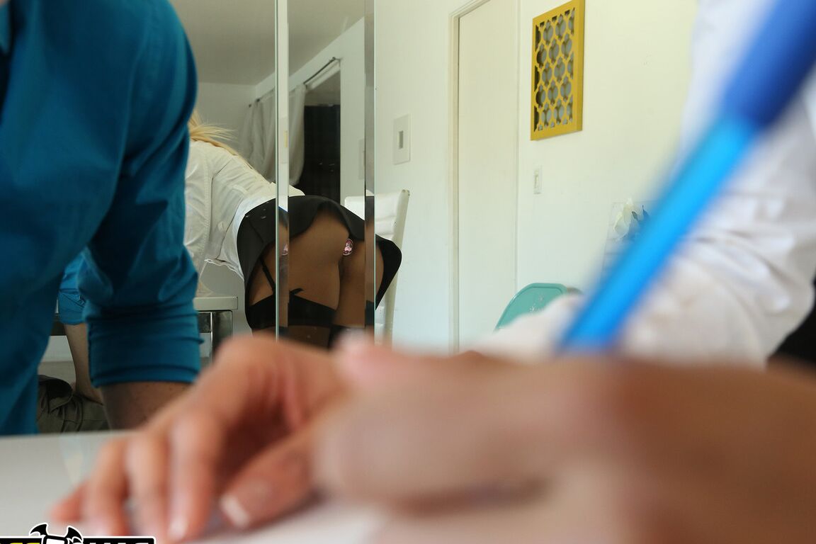 Luna Star, une salope de bureau latina de 21P, débranche son trou du cul pour du sexe anal avec son patron