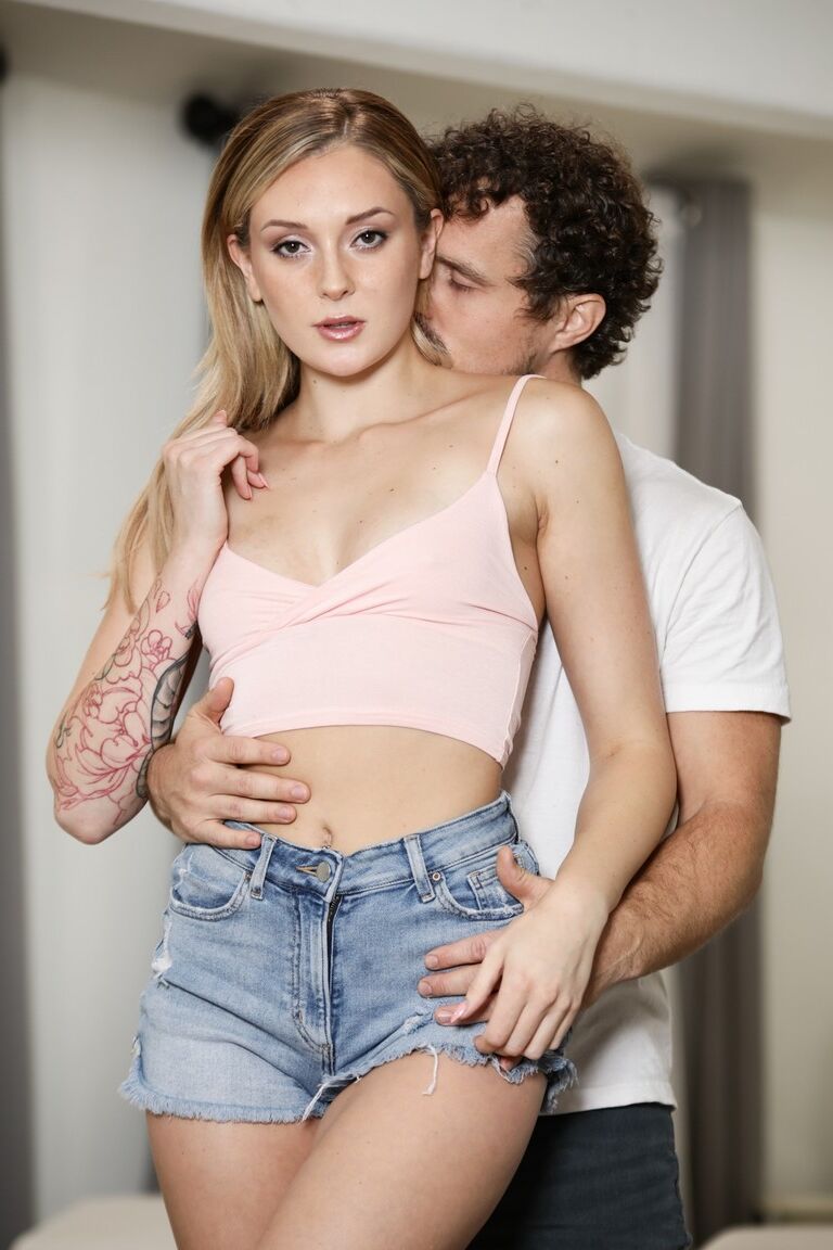15P La jeune blonde Charlotte Sins se débarrasse de son short en jean avant de faire l'amour