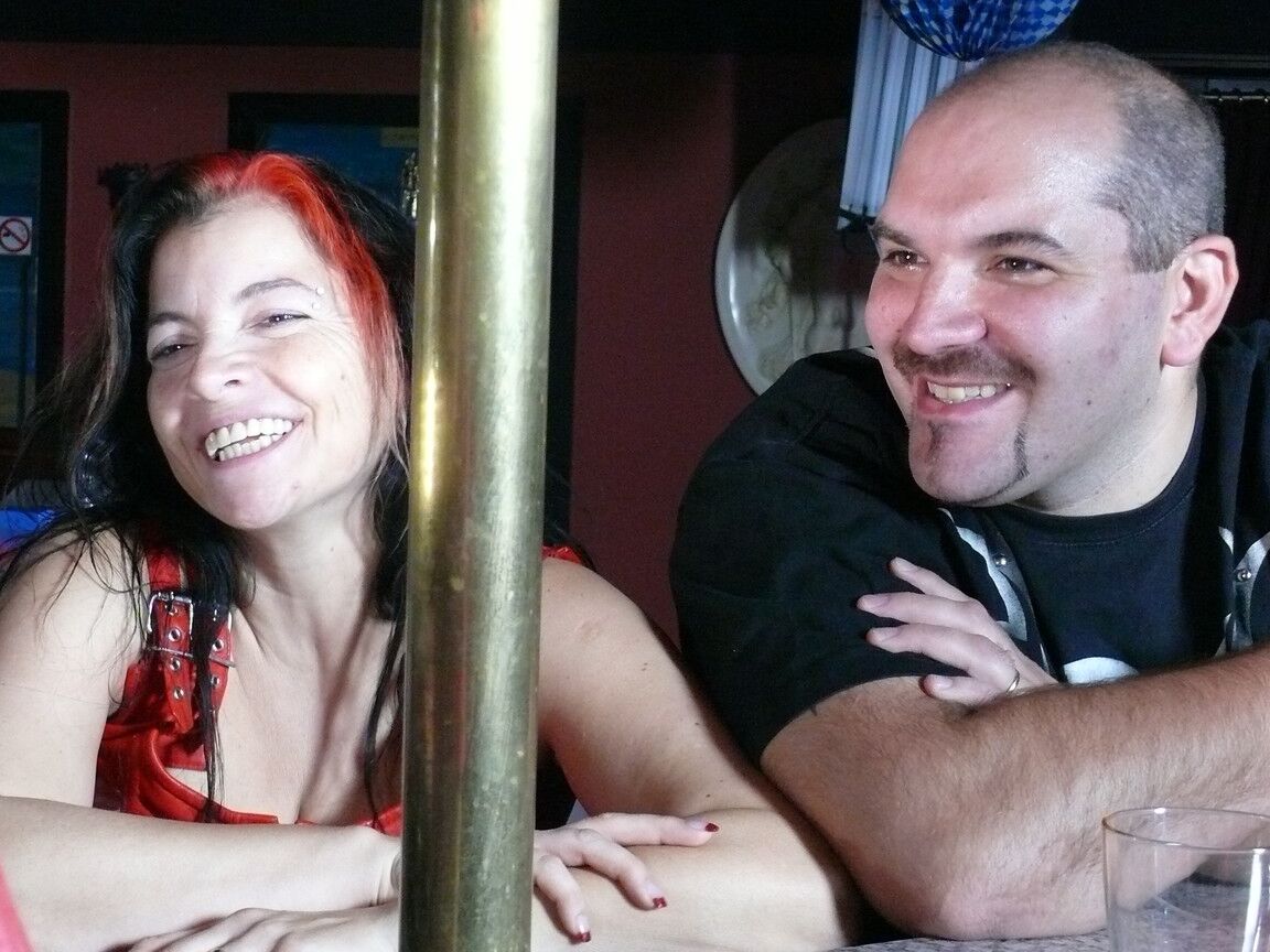 17P Casais excitados fazem sexo em grupo espontâneo dentro de um clube de strip fechado