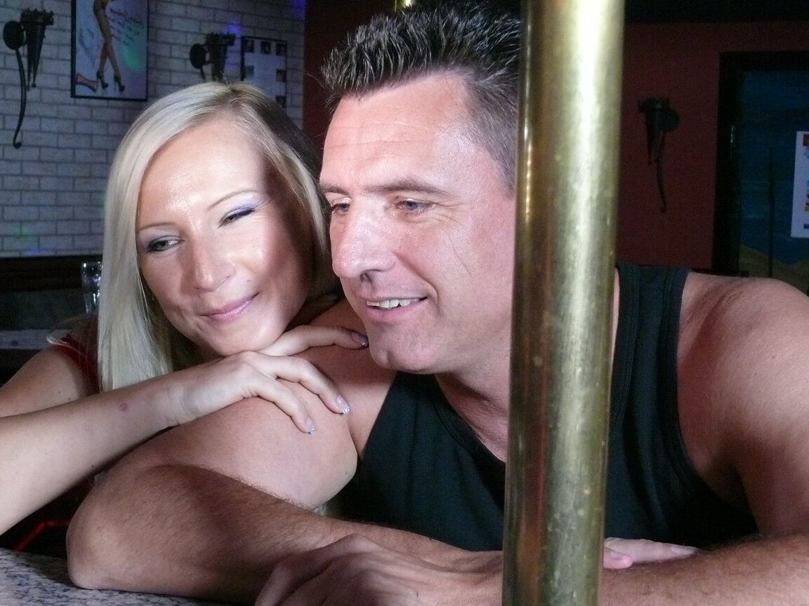 17P Casais excitados fazem sexo em grupo espontâneo dentro de um clube de strip fechado