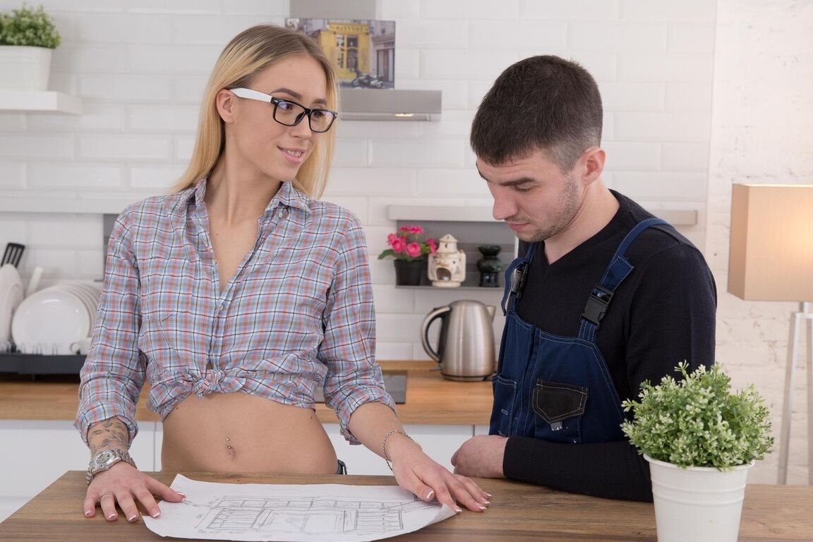 16P A jovem loira Ria leva o pau do cara em todos os três buracos durante o sexo na cozinha