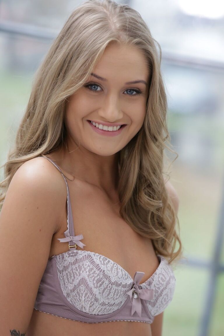 Das 17P große, langbeinige ungarische Babe Tiffany Tatum posiert in sexy Dessous am Fenster
