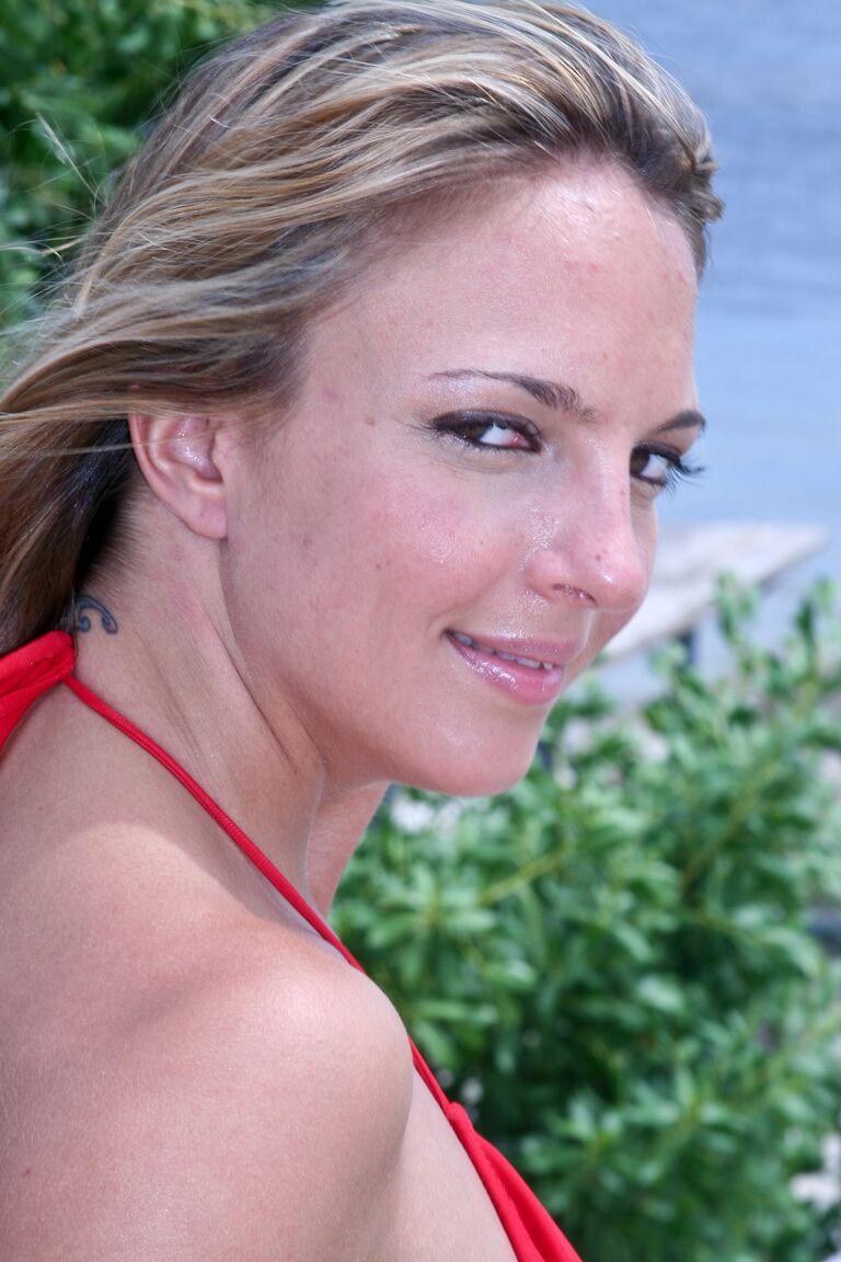 21P Estrelas porno sexy com bundas gostosas Britney Stevens e Lexi Love esfregam seus idiotas