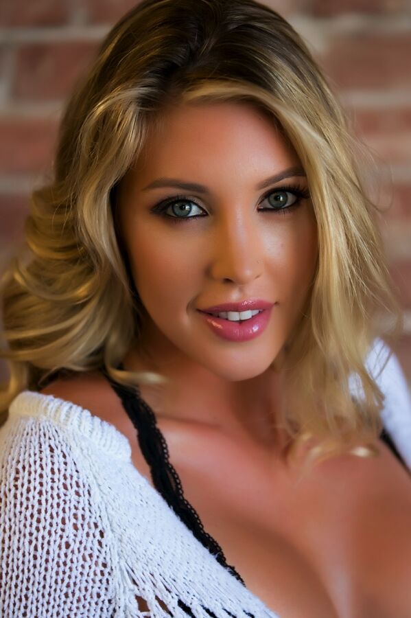 15P A famosa pornstar Samantha Saint mostra seu lindo rosto enquanto modela sozinha