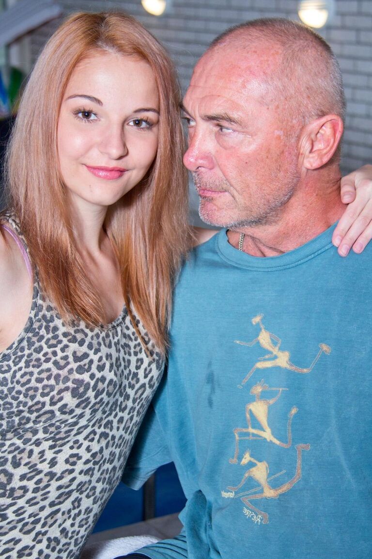 17P A jovem loira Emily Rose é fodida pelo padrasto durante a natação diária