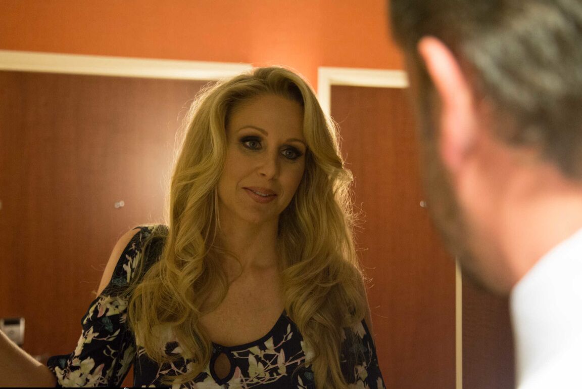 20P MILF fantástica con grandes tetas Julia Ann monta una polla caliente en lencería