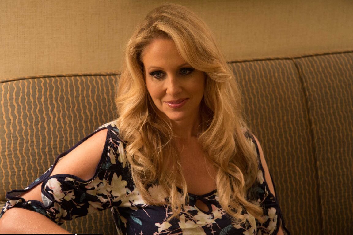 20P MILF fantástica con grandes tetas Julia Ann monta una polla caliente en lencería