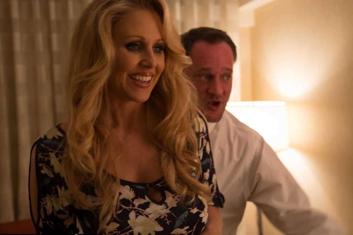 20P MILF fantástica con grandes tetas Julia Ann monta una polla caliente en lencería