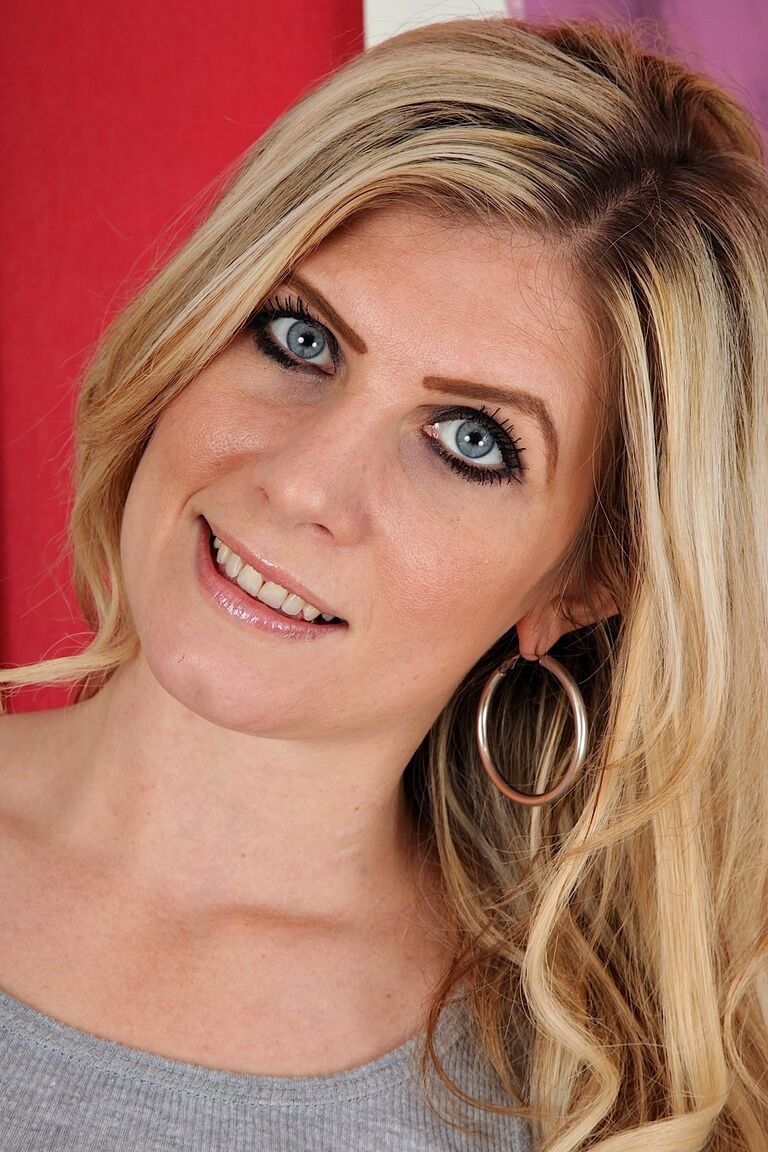 17P Stunning mature Ashleigh McKenzie fingers cunny while being alone at home