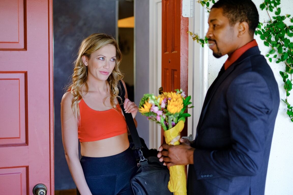 15P La joven rubia Adira Allure seduce a un negro después de modelar lencería al aire libre