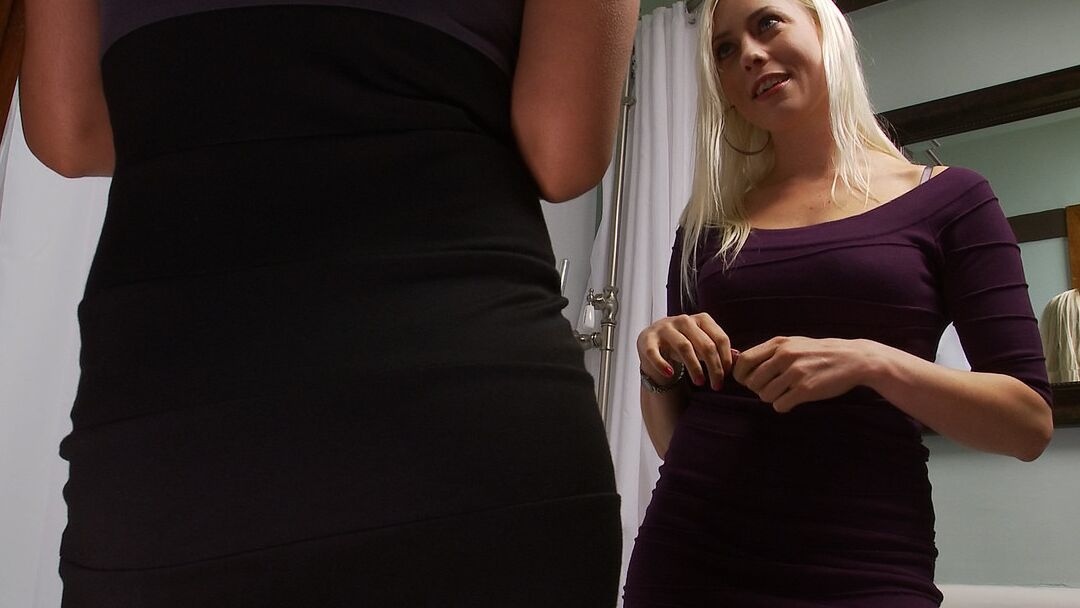 21P La estrella porno rubia natural Lorelei Lee se mete un palo de ducha en el culo