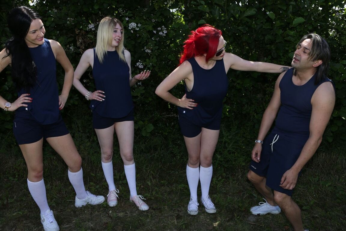 21P La impresionante pelirroja Jasmine y sus amigas desnudan a un chico y le hacen una mamada al aire libre