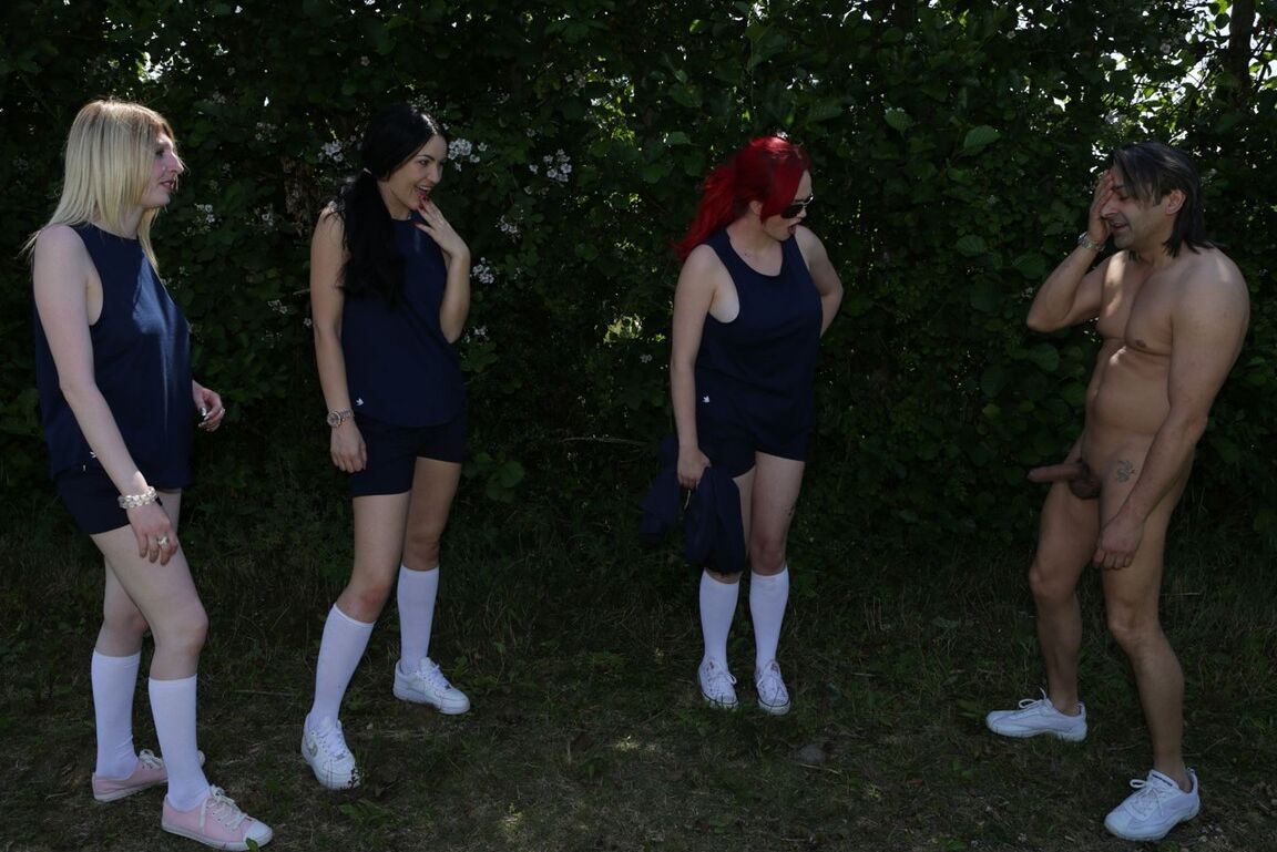 21P La impresionante pelirroja Jasmine y sus amigas desnudan a un chico y le hacen una mamada al aire libre