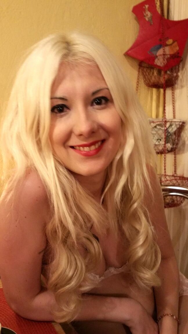 11P Die schöne Amateur-Blondine Sarah Dark in Strümpfen lutscht sich eine heiße Ladung