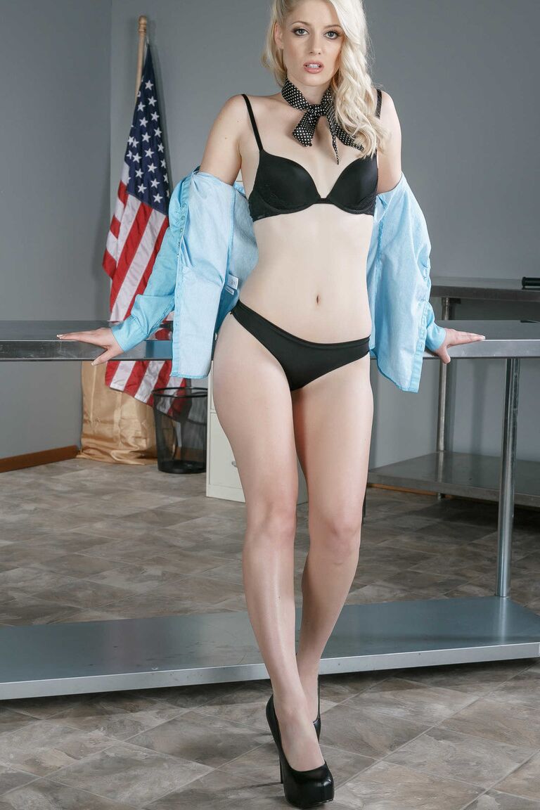 21P A comissária de bordo americana Charlotte Stokely fica nua em seu escritório