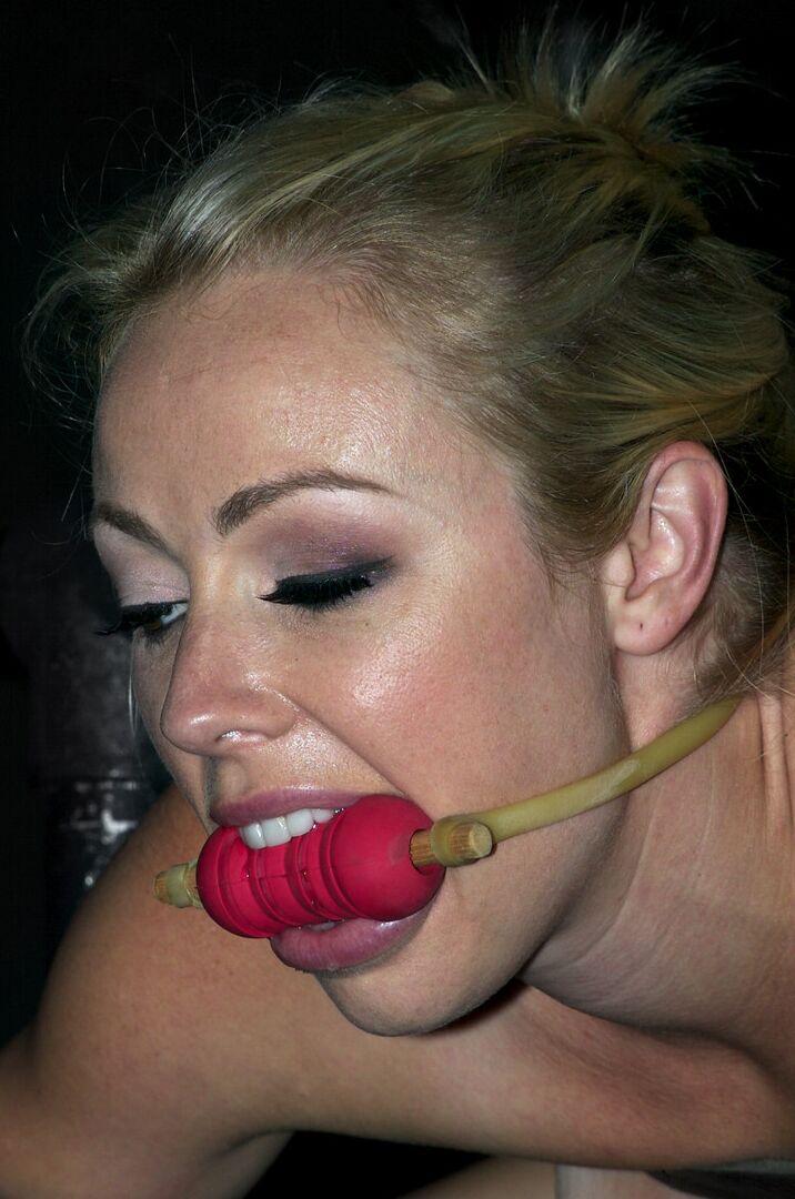 Das 16P tätowierte Mädchen Adrianna Nicole wird gefesselt und geknebelt, bevor sie misshandelt wird