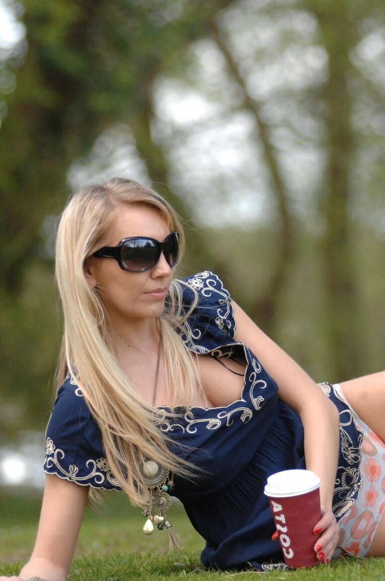 12P A amadora britânica Hayley Marie Coppin se expõe em um parque público