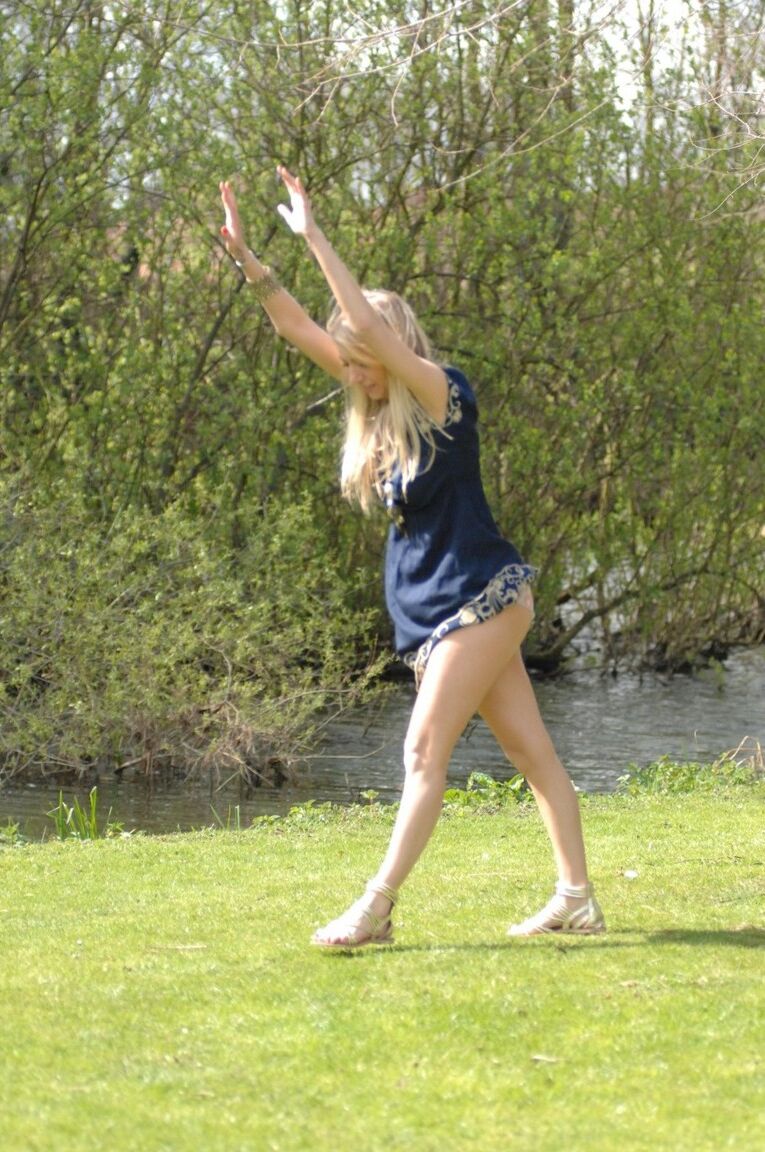 12P A amadora britânica Hayley Marie Coppin se expõe em um parque público
