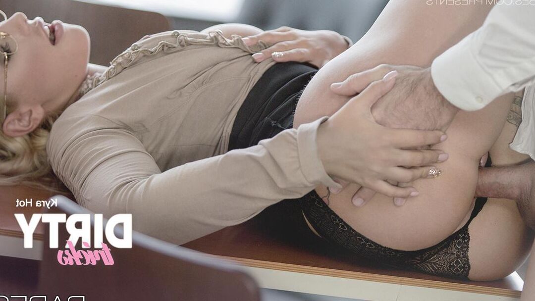 14P Secretaria rubia caliente Kyra Hot follando con su compañera de trabajo en lencería negra