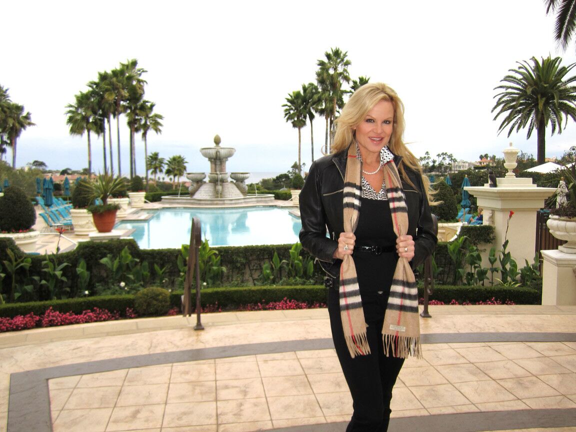 17P Loira suja MILF Kelly Madison mostrando suas grandes aldravas no quarto de hotel