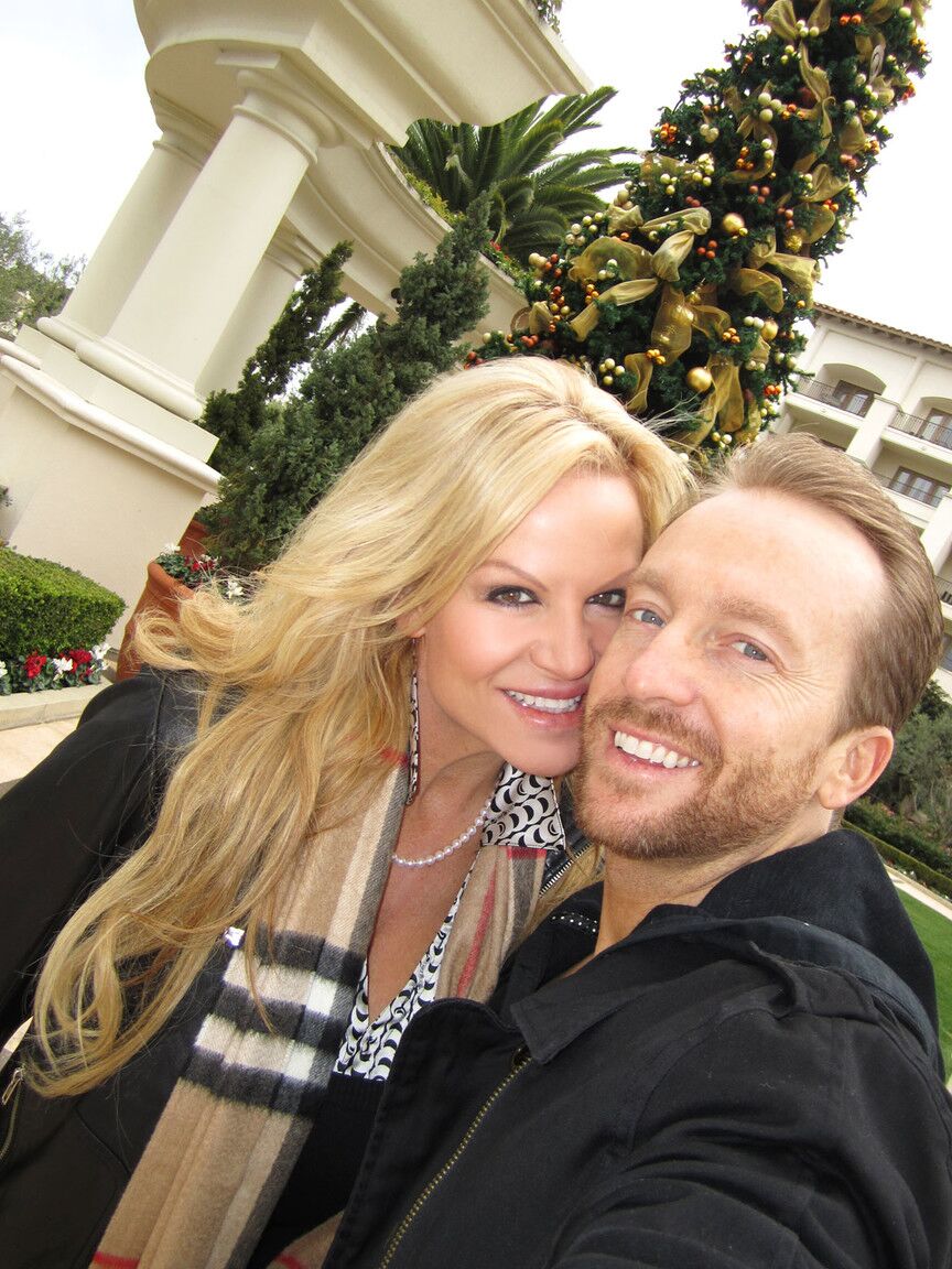 17P Loira suja MILF Kelly Madison mostrando suas grandes aldravas no quarto de hotel