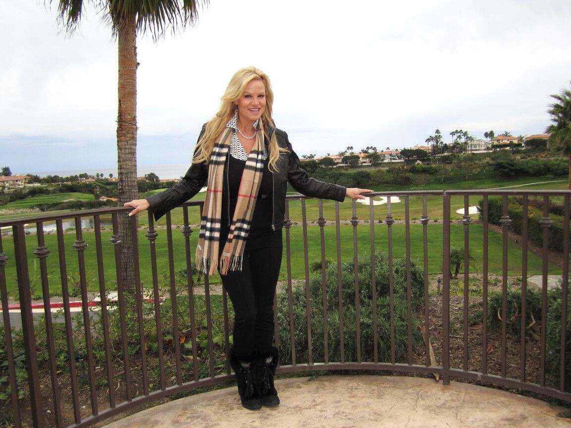 17P Loira suja MILF Kelly Madison mostrando suas grandes aldravas no quarto de hotel