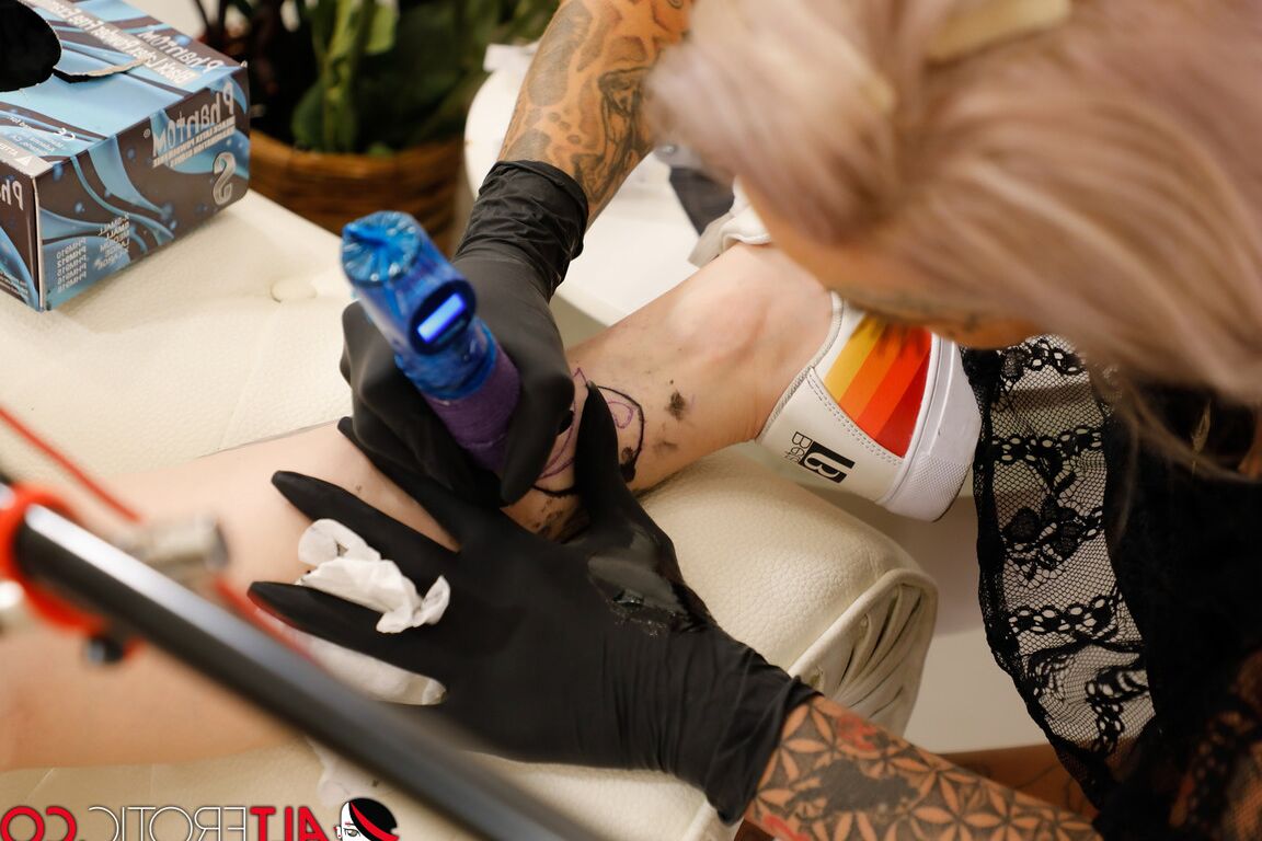 16P Tatuadora rubia tatuada le da tinta fresca a una chica antes de jugar con su coño