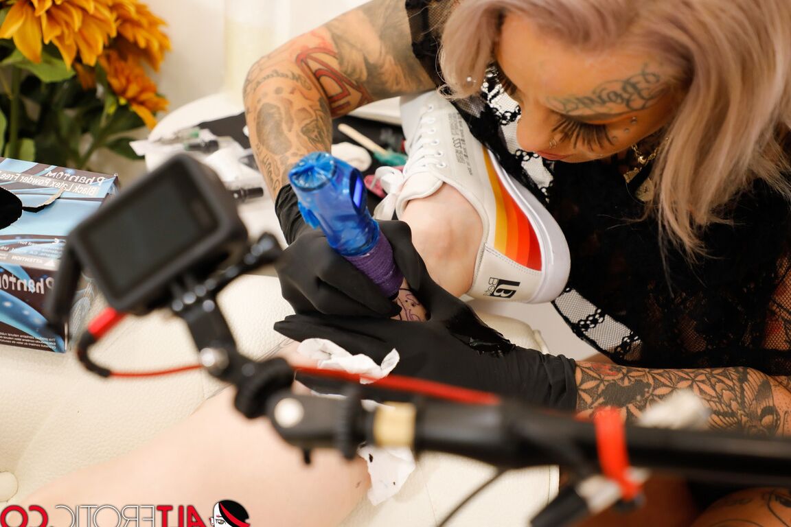 16P Tatuadora rubia tatuada le da tinta fresca a una chica antes de jugar con su coño