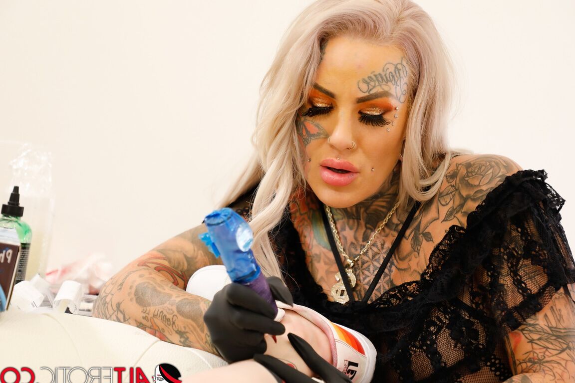 16P Tatuadora rubia tatuada le da tinta fresca a una chica antes de jugar con su coño
