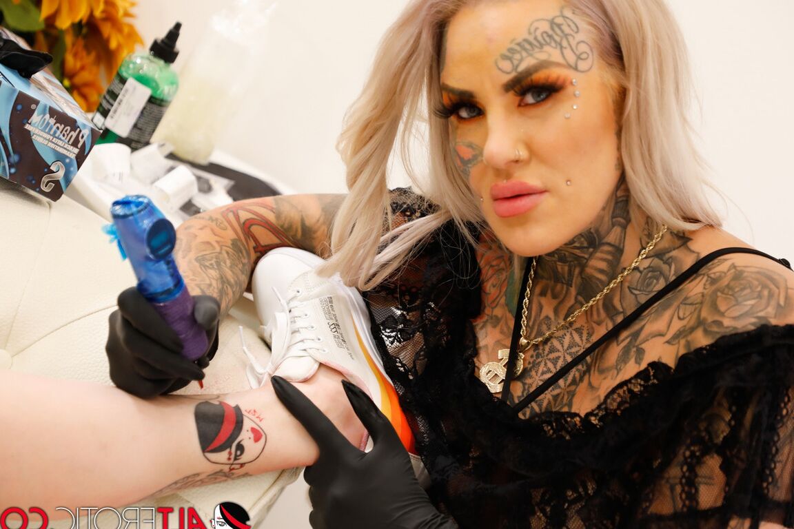 16P Tatuadora rubia tatuada le da tinta fresca a una chica antes de jugar con su coño