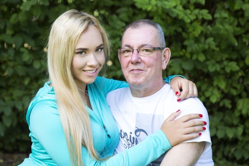 16P Jovem loira com peitos grandes faz sexo com seu sugar daddy na garagem