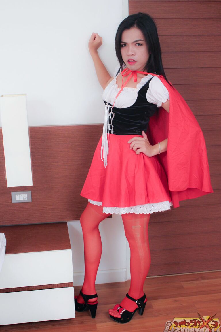 21P Travesti Little Red Ridinghood Toto fodendo a cara do namorado em um 69