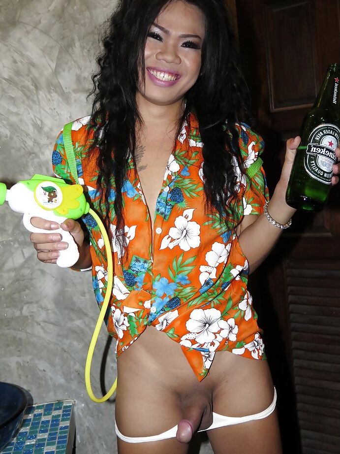 16P Travesti asiática tatuada Kita com porra escorrendo no ânus após sexo anal sem camisinha
