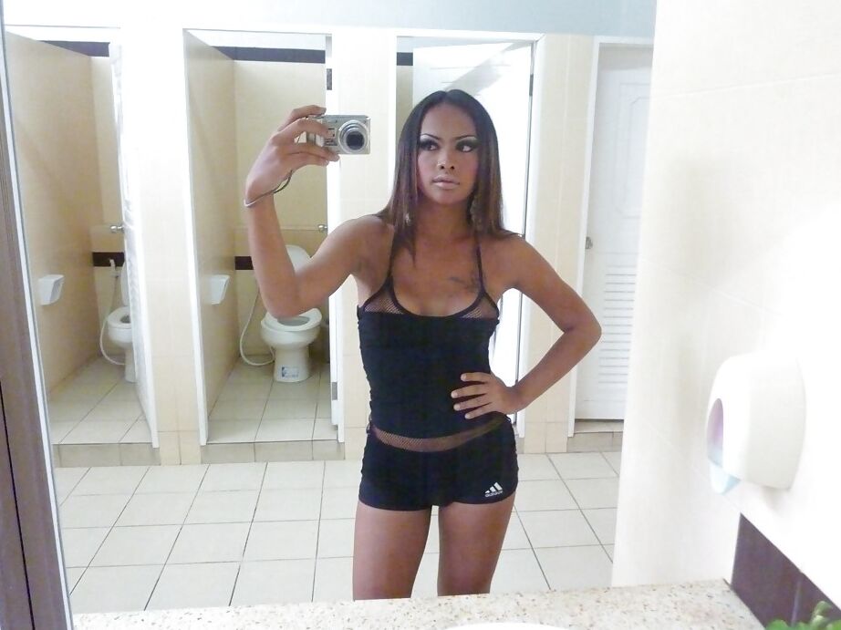 16P Linda travesti asiática que pode exibir seus peitos grandes de travesti em público