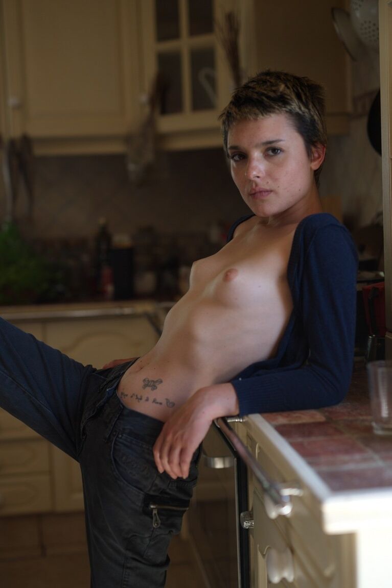 12P La chica de pelo corto Caterina Foxy se desnuda prácticamente en la cocina