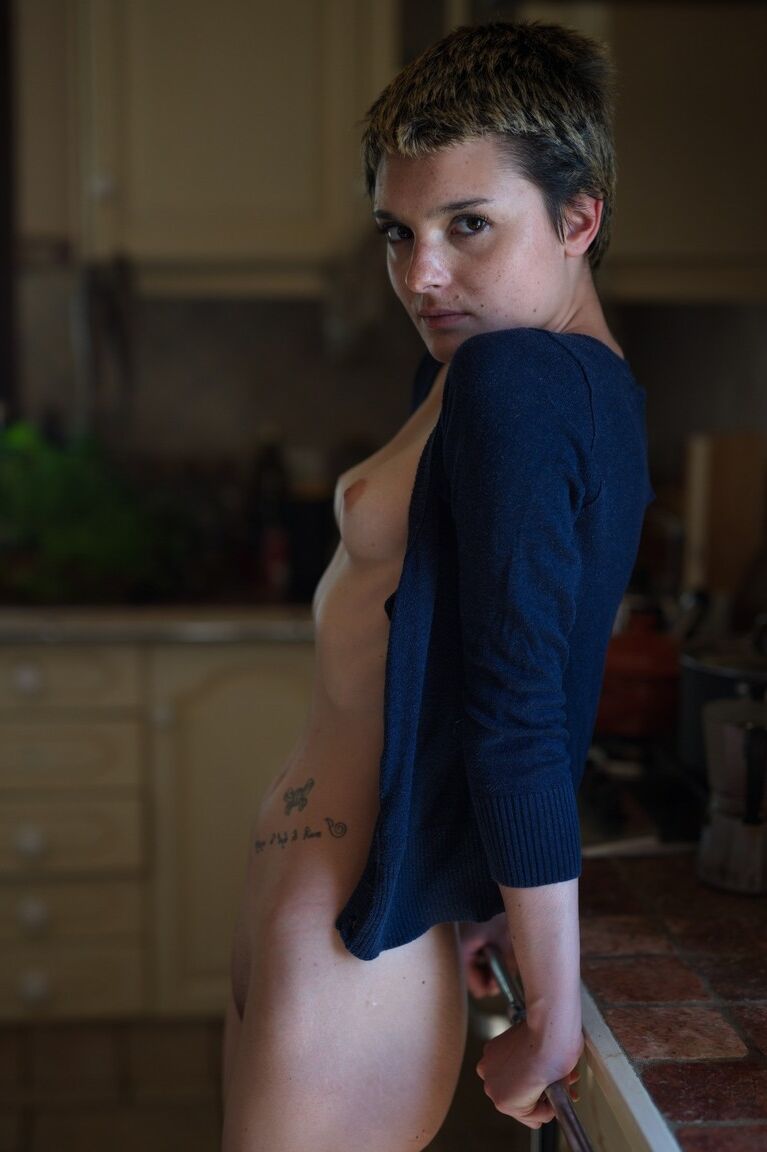 12P La chica de pelo corto Caterina Foxy se desnuda prácticamente en la cocina