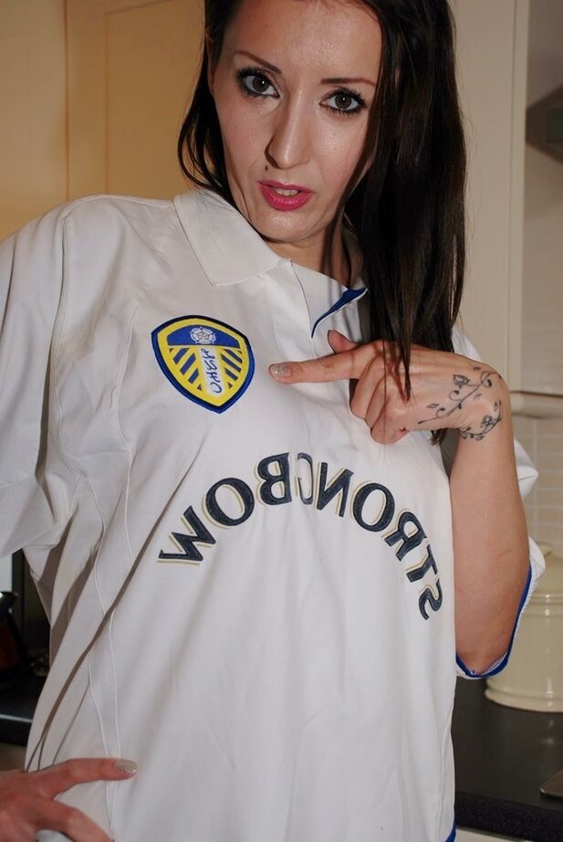 20P Amateur model Kit Kittens lifts up a T-shirt to expose herself in OTK boots