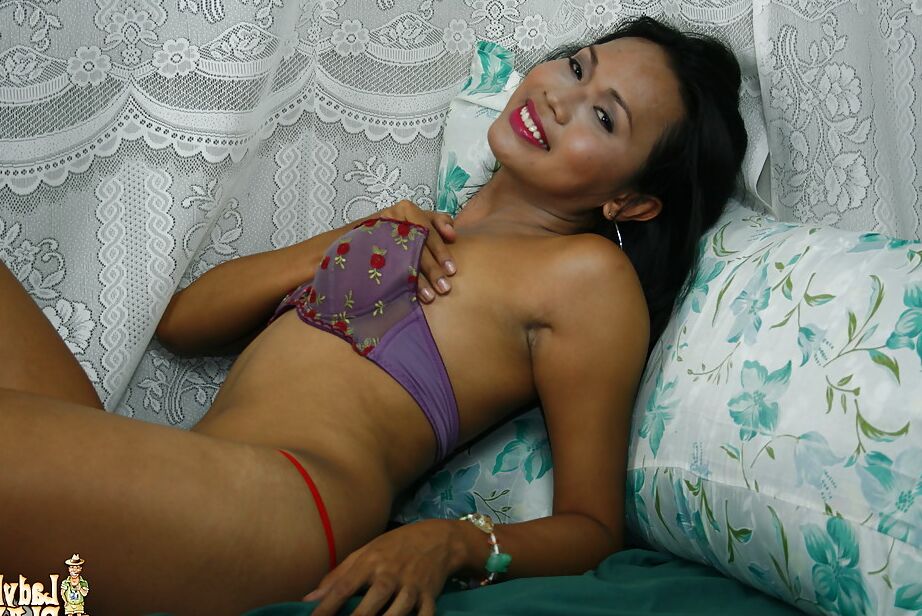 16P Ladyboy thaïlandaise Jhodi libère les petits seins de son soutien-gorge et sa grosse bite de sa culotte