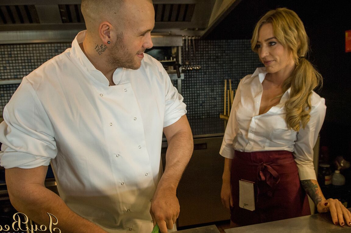 14P La cachonda esposa Alex Angel seduce a su hombre con falda corta y medias de nailon FF