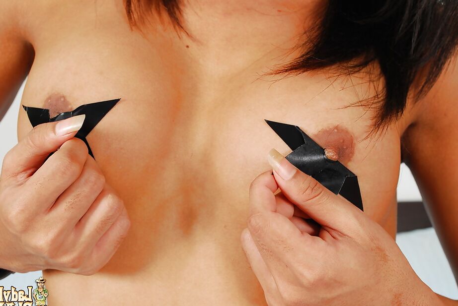 16P Lindo travesti tailandês Poi masturbando pau raspado em meias arrastão