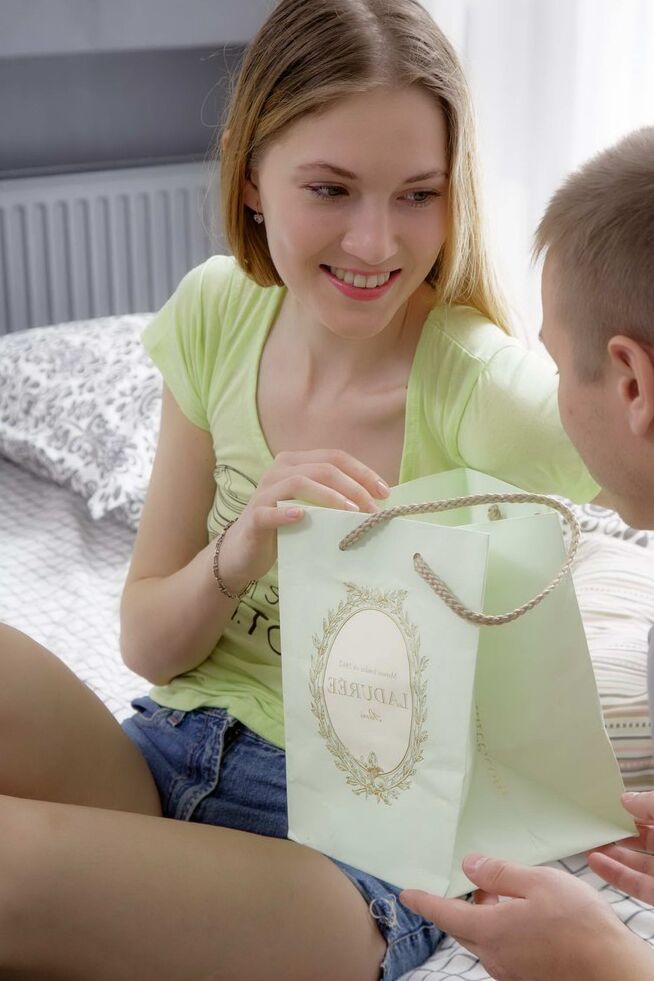 16P La jolie teen Mia prend la bite de son mec dans le cul après avoir reçu de la lingerie