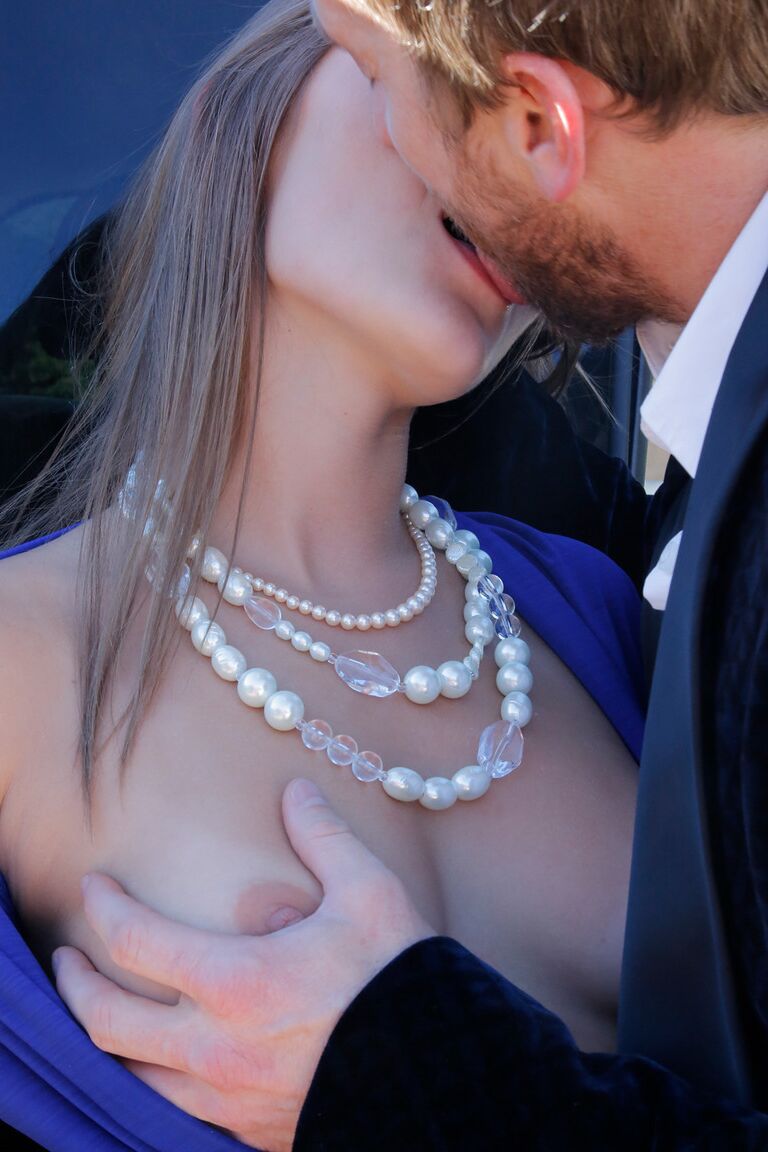 21P La superbe star du porno Dani Daniels se fait lécher la chatte.