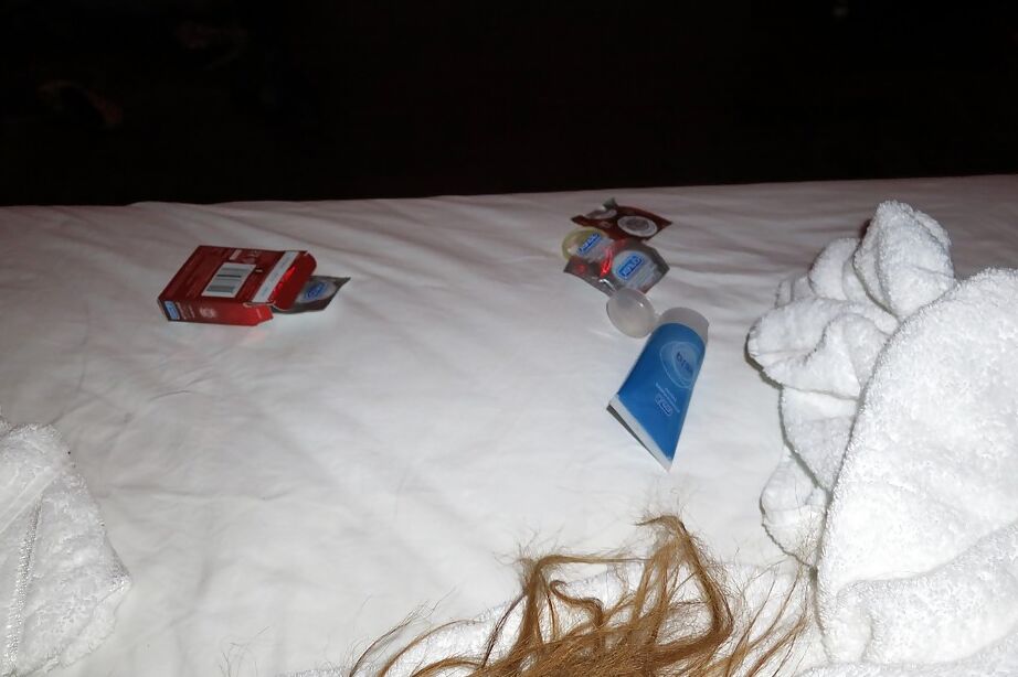 16P Travesti asiática esbelta acaricia o pau peludo estilo POV enquanto é fodida
