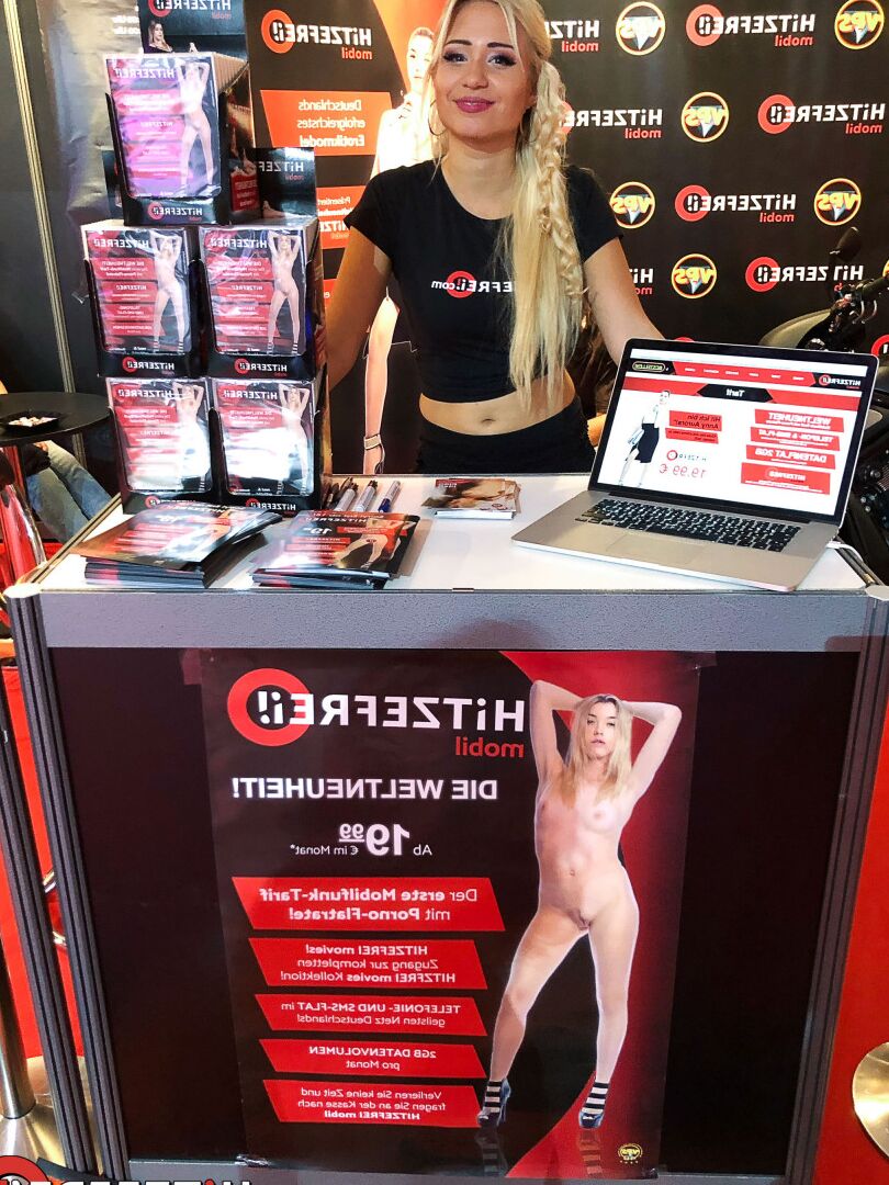 20P A adolescente de cabelos escuros Emma Secret faz uma fita de sexo caseira com um estranho