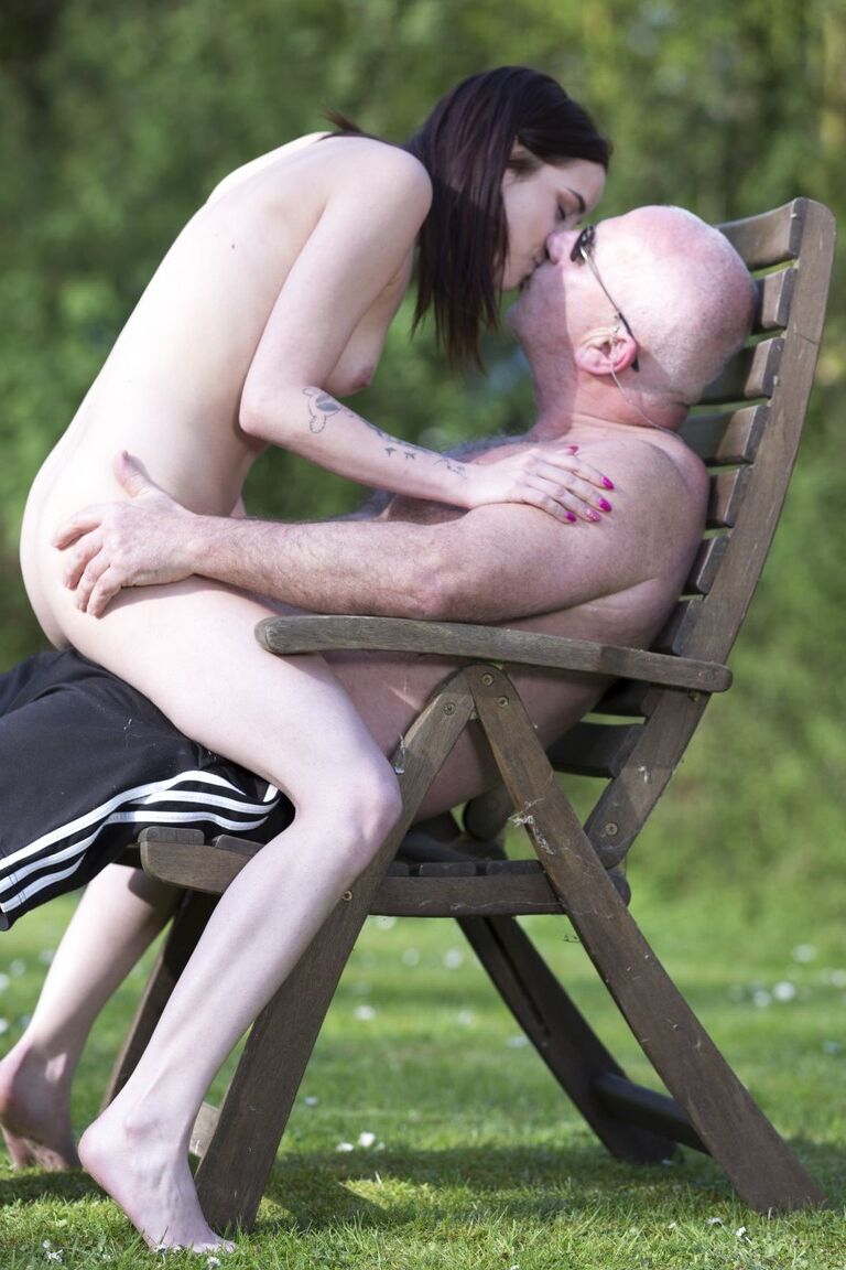 21P Die mutige Teenagerin Charlotte Johnson lässt sich ihre junge Muschi essen