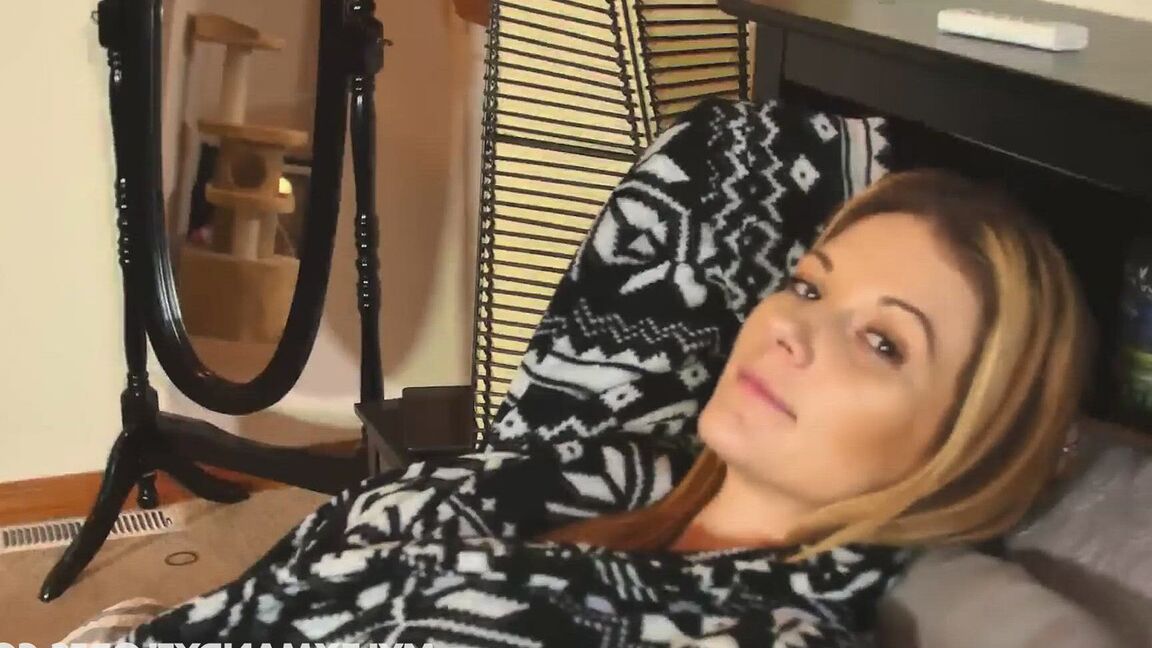 21P Sexy mom Mandy Flores goes for a nice ride on her stepson's dick